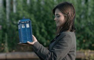 clara holding tradis